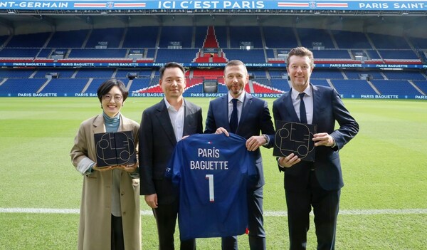 Sa Parc des Princes na matatagpuan sa Paris, ang Paris Baguette at Paris Saint-Germain ay pumirma ng kasunduan sa pagkakapareha na may mensaheng '안녕(AnNyeong, Hi), Paris Baguette'. Mula kaliwa, sina YeonJeong Kim, Vice President ng Marketing ng Paris Baguette HQ; Jinsoo Hur, CEO ng Paris Baguette HQ; Marc Armstrong, Chief Revenue Officer ng Paris Saint-Germain; at Sebastien Wasels, Managing Director ng Paris Saint-Germain APAC.