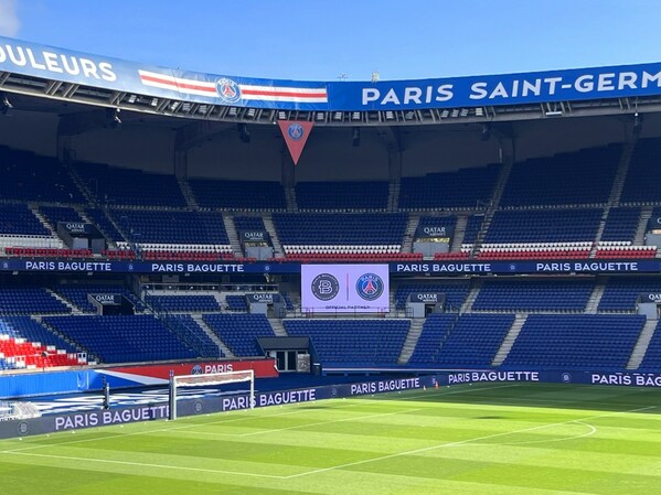 Ang istadyum ng Parc Des Princes na nakabrand ng Paris Baguette at ng Paris Saint-Germain