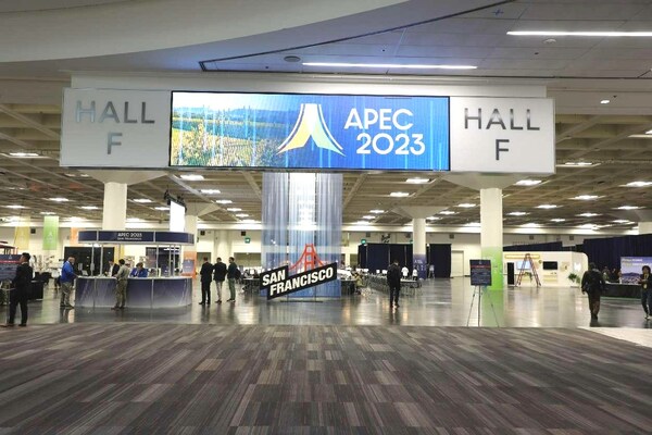 Journalists and staff members work at the international media center of APEC 2023 in San Francisco, the United States, on Nov. 12, 2023. (Photo by Chen Yiming/People's Daily)