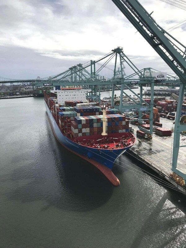 Isang barko ng China COSCO SHIPPING na nakadok sa West Basin Container Terminal sa Port ng Los Angeles. (Photo mula sa COSCO SHIPPING (North America))