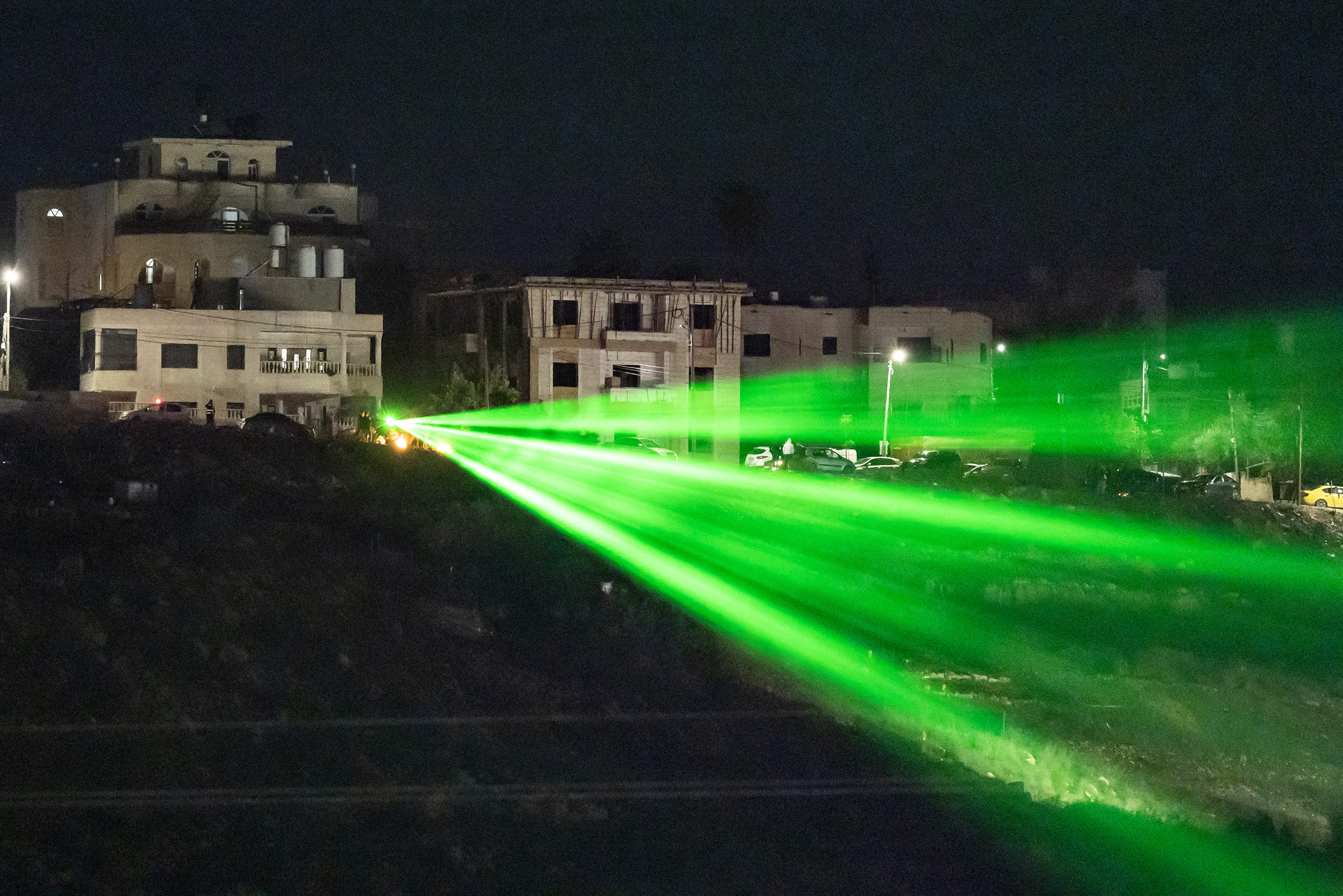 Ang mga Palestinian ay nagpapadala ng laser papunta sa Ofer military prison na nasa pagitan ng Ramallah at Beitunia sa sinakop na West Bank noong Nobyembre 30, 2023, bago ang pagpapalaya ng mga Palestinian prisoner sa palitan para sa mga hostage na nasa pangangasiwa ng Hamas sa Gaza.