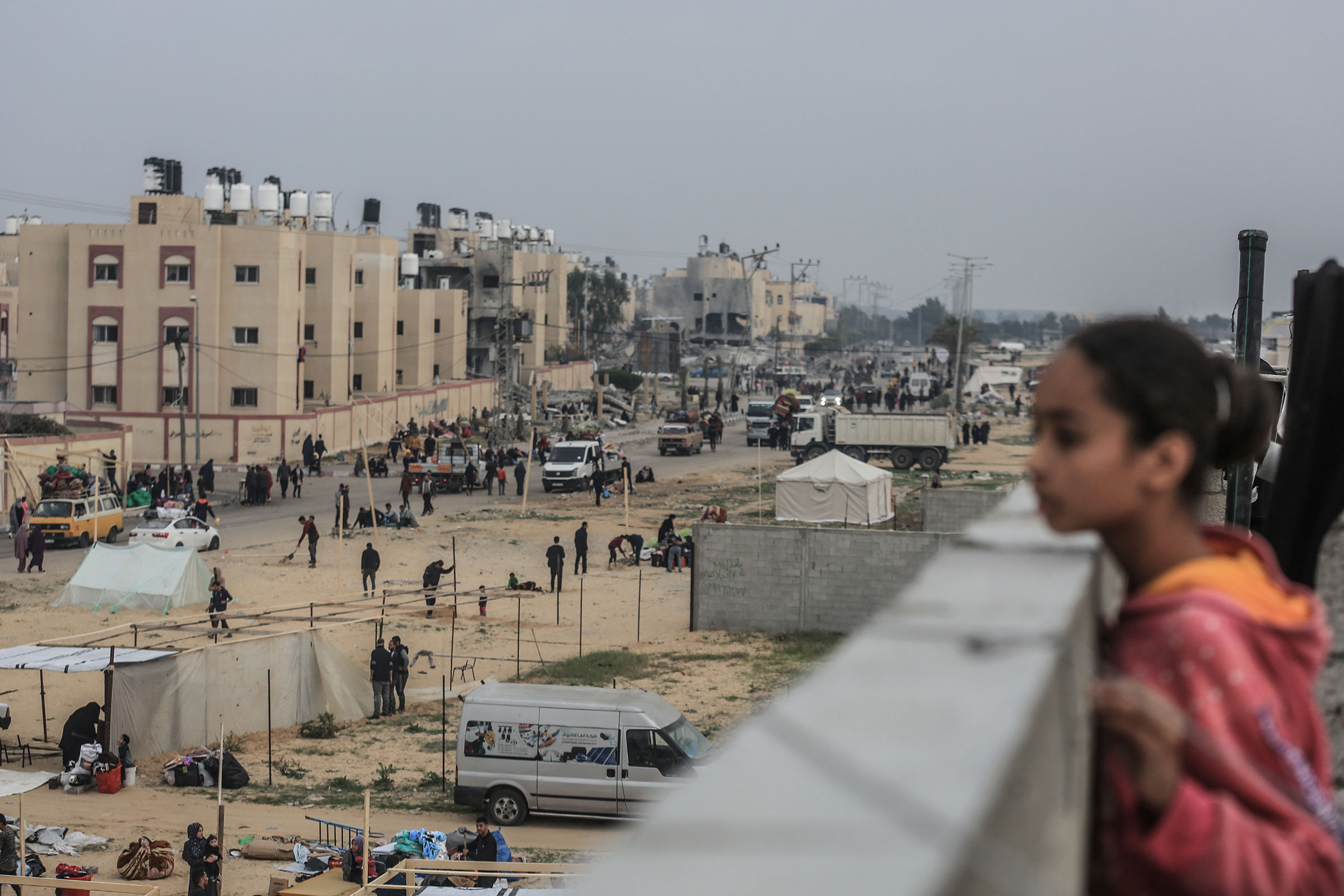 Nagtatayo ng mga tent malapit sa border ng Ehipto sa Rafah pagkatapos tumakas mula sa lungsod ng Khan Yunis sa timog bahagi ng Gaza Strip, noong Disyembre 5, 2023.