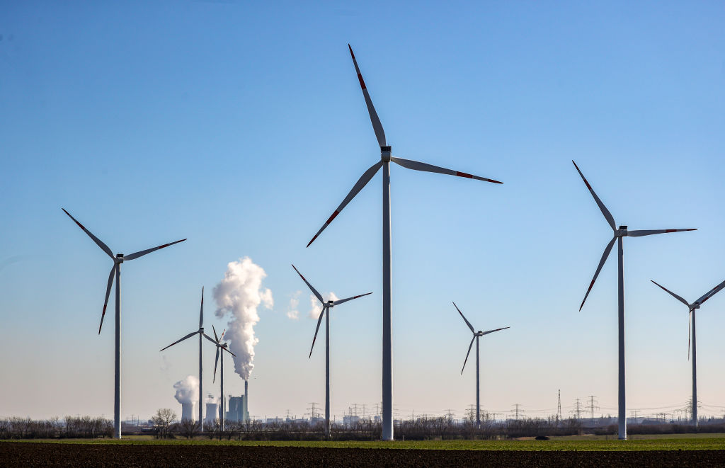 Ang mga chimney at cooling towers ng Schkopau lignite-fired power plant ay nagsisimula sa likod ng isang wind farm sa Alemanya. 