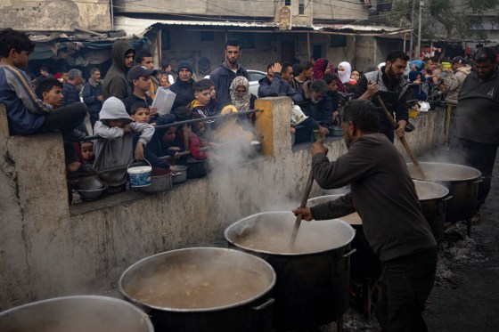 Ang mga Palestinian ay nakahilera para sa libreng pagkain sa Rafah, Gaza Strip, Huwebes, Disyembre 21, 2023.