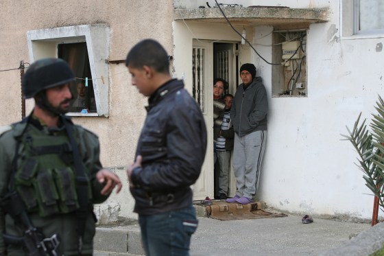 Tinatanong ng mga sundalo ng Israeli ang mga Palestinian at tinutugis ang mga bahay sa baryo ng al-Tabaqa, malapit sa Dura sa rehiyong timog ng West Bank ng Hebron, noong Pebrero 16, 2012. 