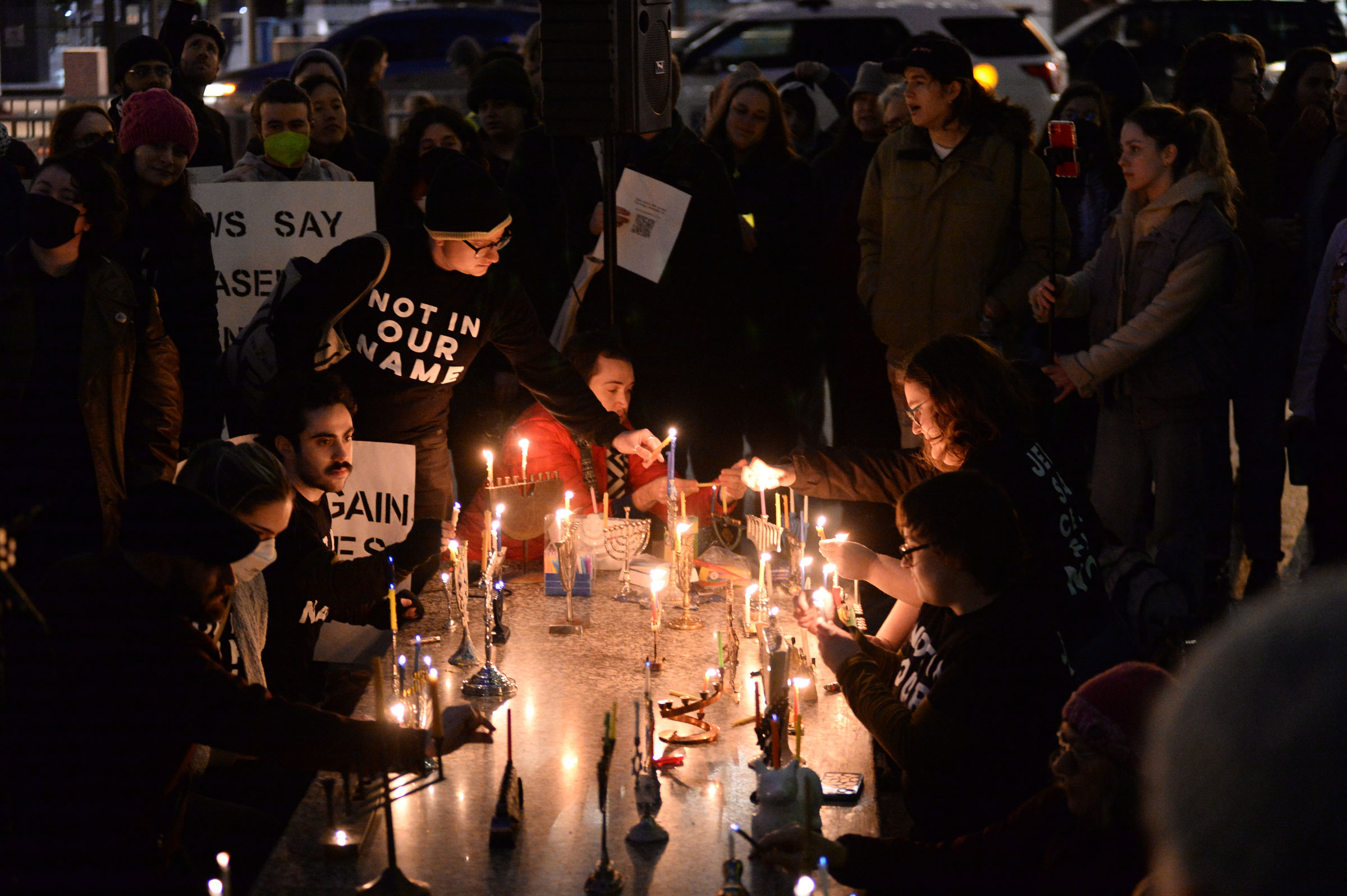 Sa unang gabi ng Hannukah, dumalo ang mga tao sa Federal Plaza sa Chicago at sinindihan ang mga kandila upang tawagin para sa pagtigil-putok sa Gaza