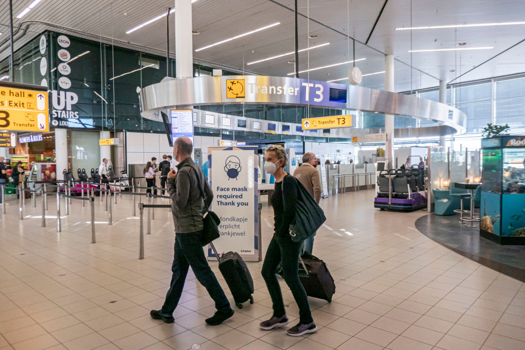 Mga Pasadyang Nagsusuot ng Mukha Mask sa Amsterdam Schiphol Airport
