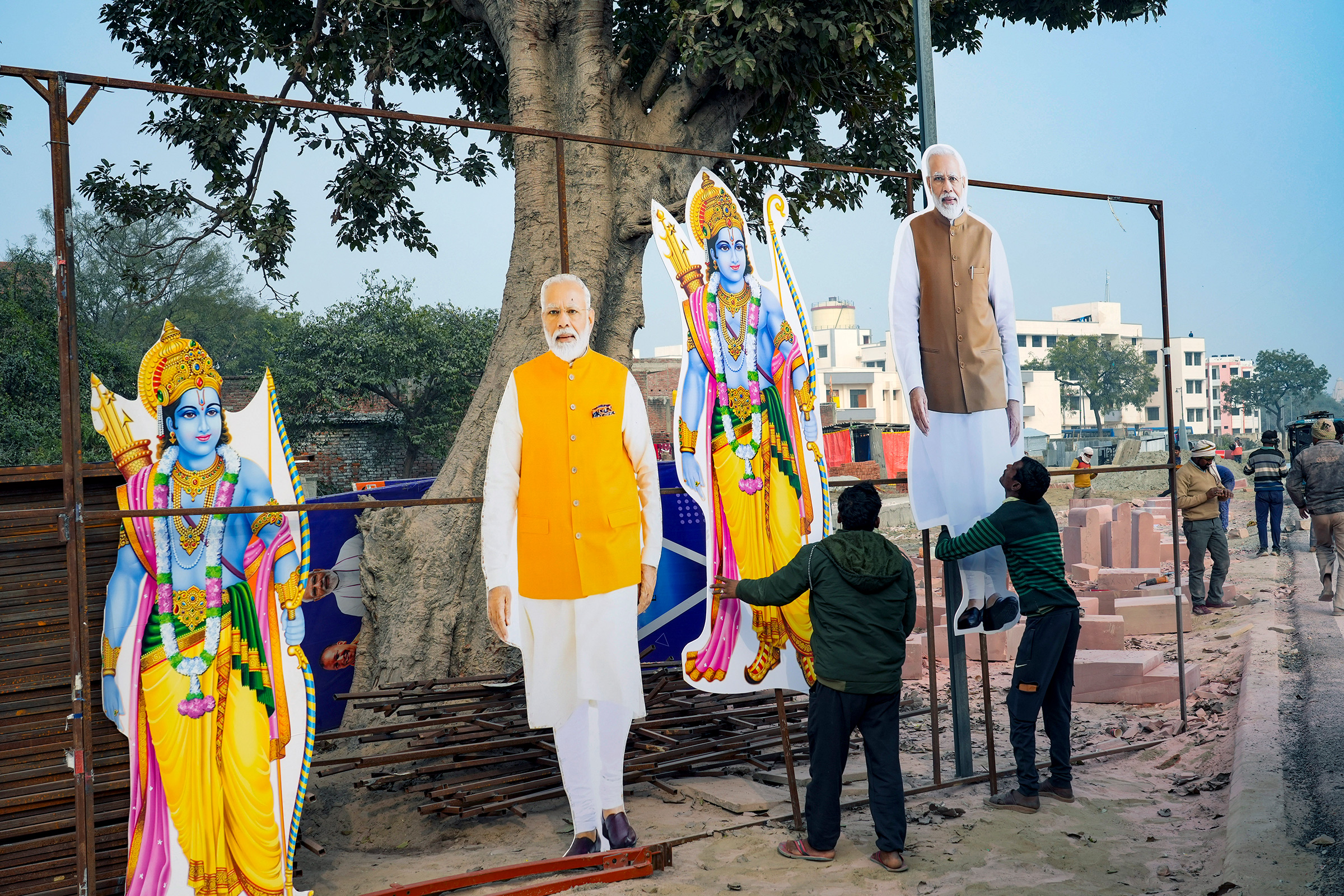 Nagtatrabaho ang mga manggagawa upang ilagay ang mga cutouts ng Hindu deity na si Lord Ram at ang Indian Prime Minister na si Narendra Modi sa Ayodhya, India, noong Enero 18.