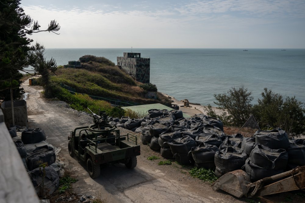 Ang isang military patrol ay nagmamaneho sa paligid ng Mas Malaking Pulo ng Qiu. Nakikita ang mga barko ng China sa layo. Enero 14, 2024.