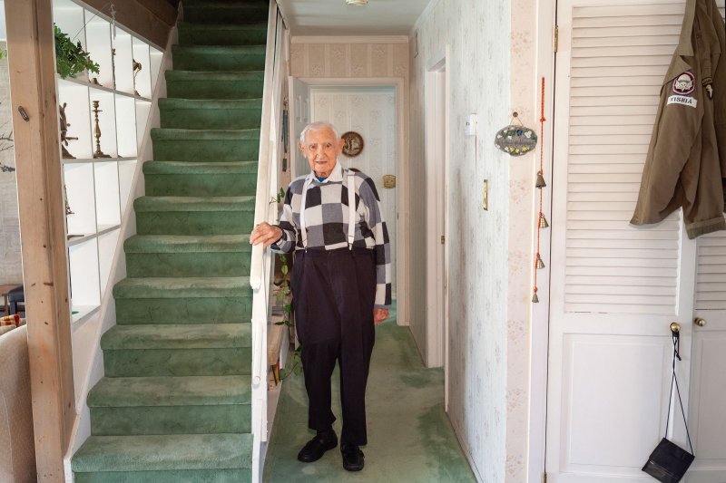 Si David Wisnia, isang nakaligtas sa Auschwitz na naging sundalo ng 101st Airborne, sa kanyang tahanan sa Levittown, Pa. 