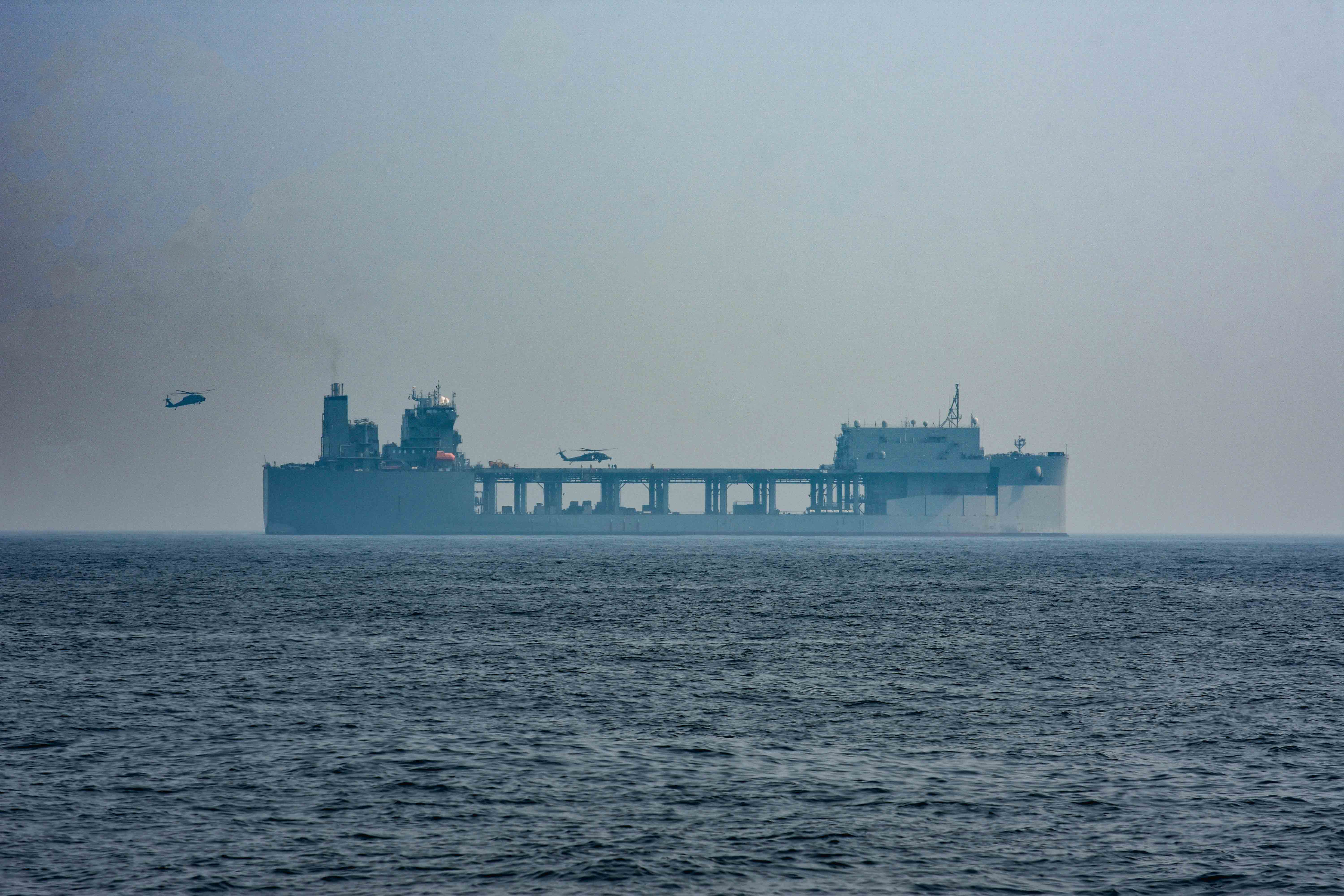 Dalawang Black Hawk multi-mission helicopters, nakakabit sa Joint Aviation Command ng United Arab Emirates, lumapag sa expeditionary sea base USS Lewis B. Puller sa panahon ng mga operasyon sa himpapawid sa suporta ng isang maritime surface warfare exercise sa Golpo ng Arabian noong Agosto 11, 2020. 