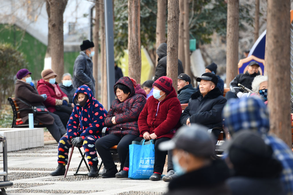 Ang mga matatanda ay nagpapahinga sa isang parke sa Fuyang, China, noong Enero 15, 2024. 