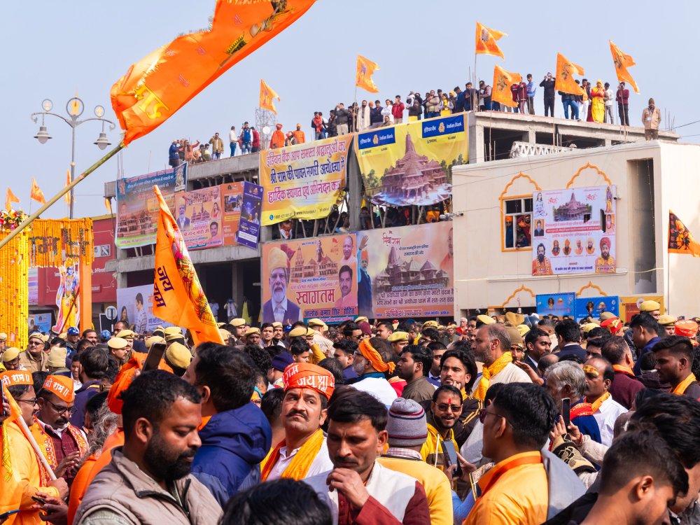 Ang Ayodhya ay isang lungsod sa ilalim ng pagtatayo. Isang mahalagang daan sa Ayodhya na humahantong sa templo ni Hanuman Garhi ay pinagpapaligiran ng mga tindahan na nakatanggap ng isang pamahalaan-pinamumunuan na pagpapaganda, noong Enero 17. Ang Raj Dwar temple (nakikita sa kaliwa) ay isang halimbawa ng isang istraktura na hindi pa nakikinabang mula sa huling pagpapaganda.