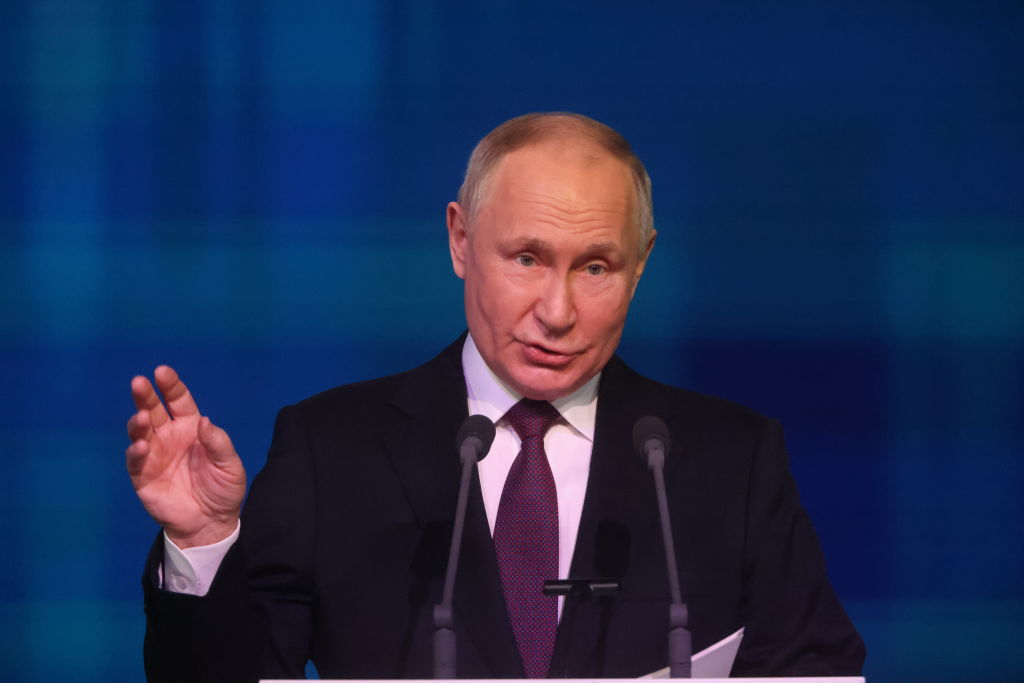 Nagsasalita si Russian President Vladimir Putin sa kanyang pagpupulong sa mga siyentista sa State Kremlin Palace, noong Peb. 8, 2024, sa Moscow, Russia.