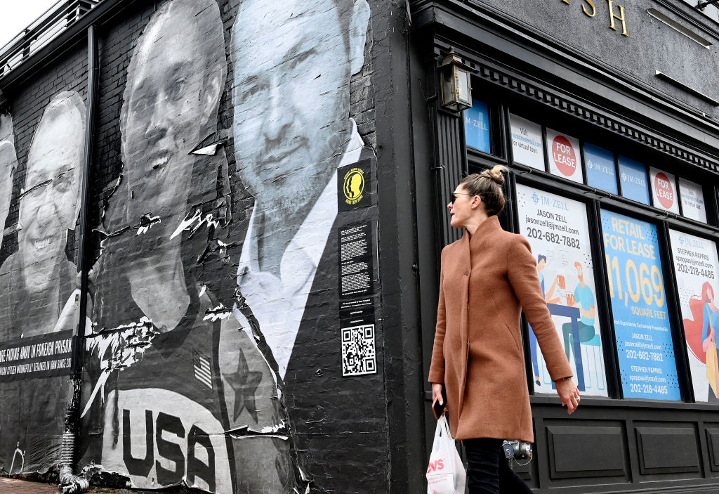 Ang mga tao ay naglalakad sa harap ng isang mural na nilikha ng artistang si Isaac Campbell sa Georgetown na naglalaman ng US women's basketball star na si Brittney Griner at iba pang mga Amerikano na nakadetine sa ibang bansa bilang bahagi ng Bring Our Families Home Campaign sa Washington, DC.