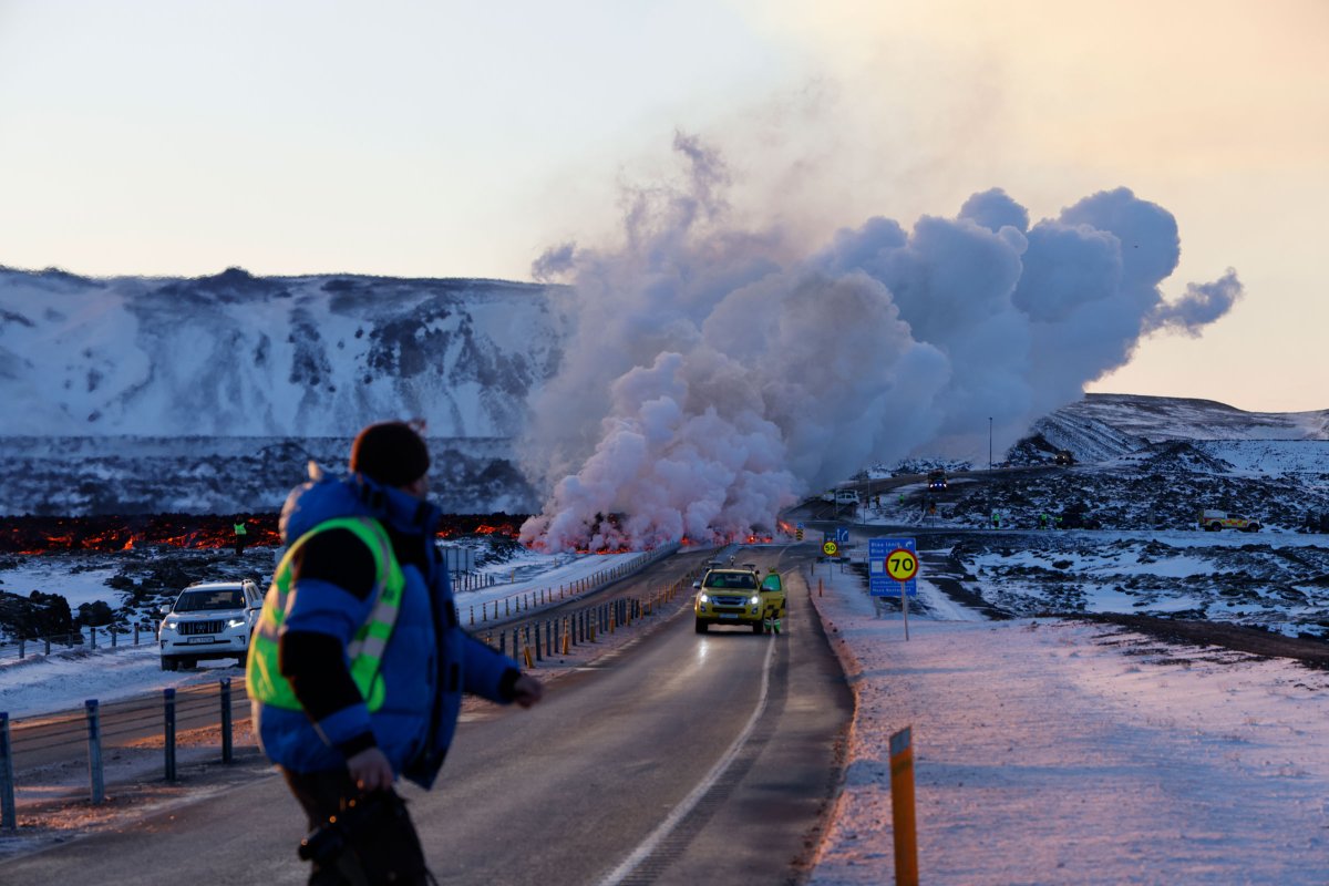 Ang emergency services ay nagsasara ng isang daan habang ang abo ay lumalabas mula sa isang fissure sa Grandavík, Iceland.