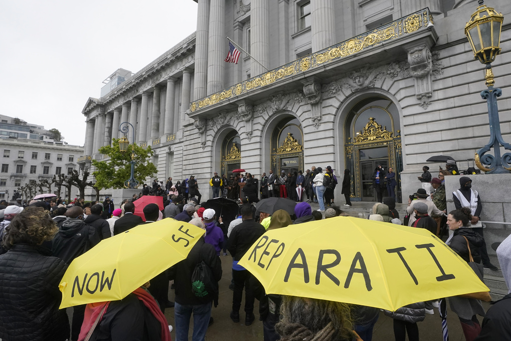 Nagtitipon ang isang crowd upang makinig sa mga speaker sa labas ng City Hall sa San Francisco, noong Marso 14, 2023.