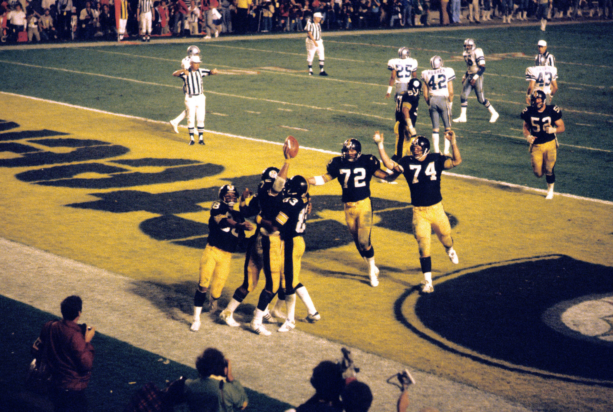 Joe Montana throws a pass against the Denver Broncos during Super Bowl XXIV on Jan. 28, 1990.