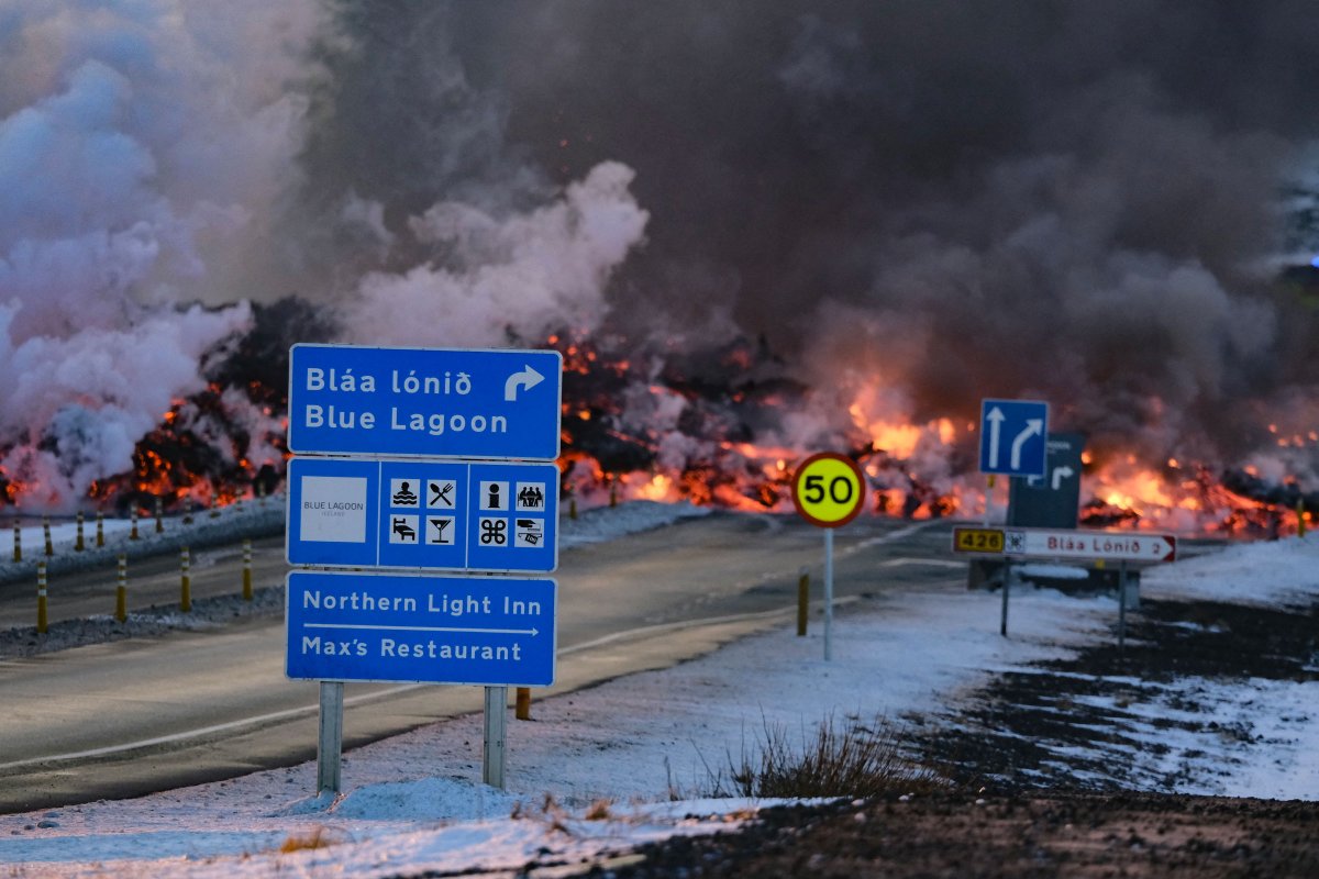 Ang malambot na abo ay nakikita na tumatakbo sa daan na dumadating sa sikat na destinasyon ng turista na Blue Lagoon malapit sa Grindavík, Iceland, noong Peb. 8, 2023.