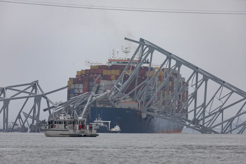 Nabagsak ang Baltimore's Francis Scott Key Bridge Pagkatapos Masagasaan Ng Cargo Ship
