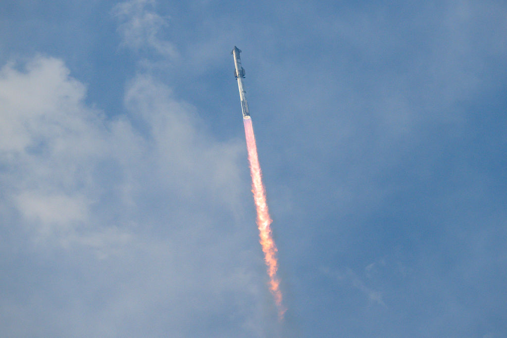 Ang SpaceX Starship spacecraft ay sumampa mula sa Starbase sa Boca Chica, Texas, noong Marso 14, 2024. 