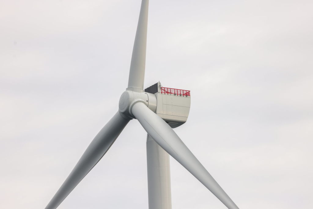 Isang operational na wind turbine sa South Fork Wind Farm sa Atlantic Ocean, malapit sa Long Island, New York, noong Disyembre 7, 2023. 