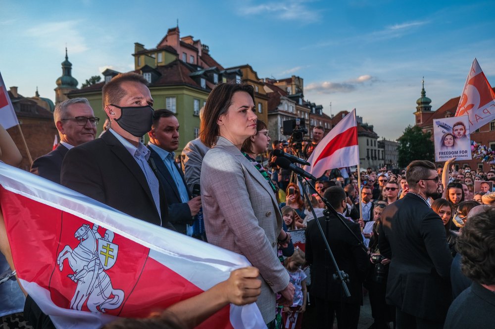 Nagluluksa ang mga tagapag-alala habang lumalabas ang kabaong na naglalaman ng labi ni Alexei Navalny mula sa simbahan ng Mother of God Quench My Sorrows patungo sa sementeryo ng Borisovo para sa libing ni Navalny sa distrito ng Maryino ng Moscow noong Marso 1, 2024.