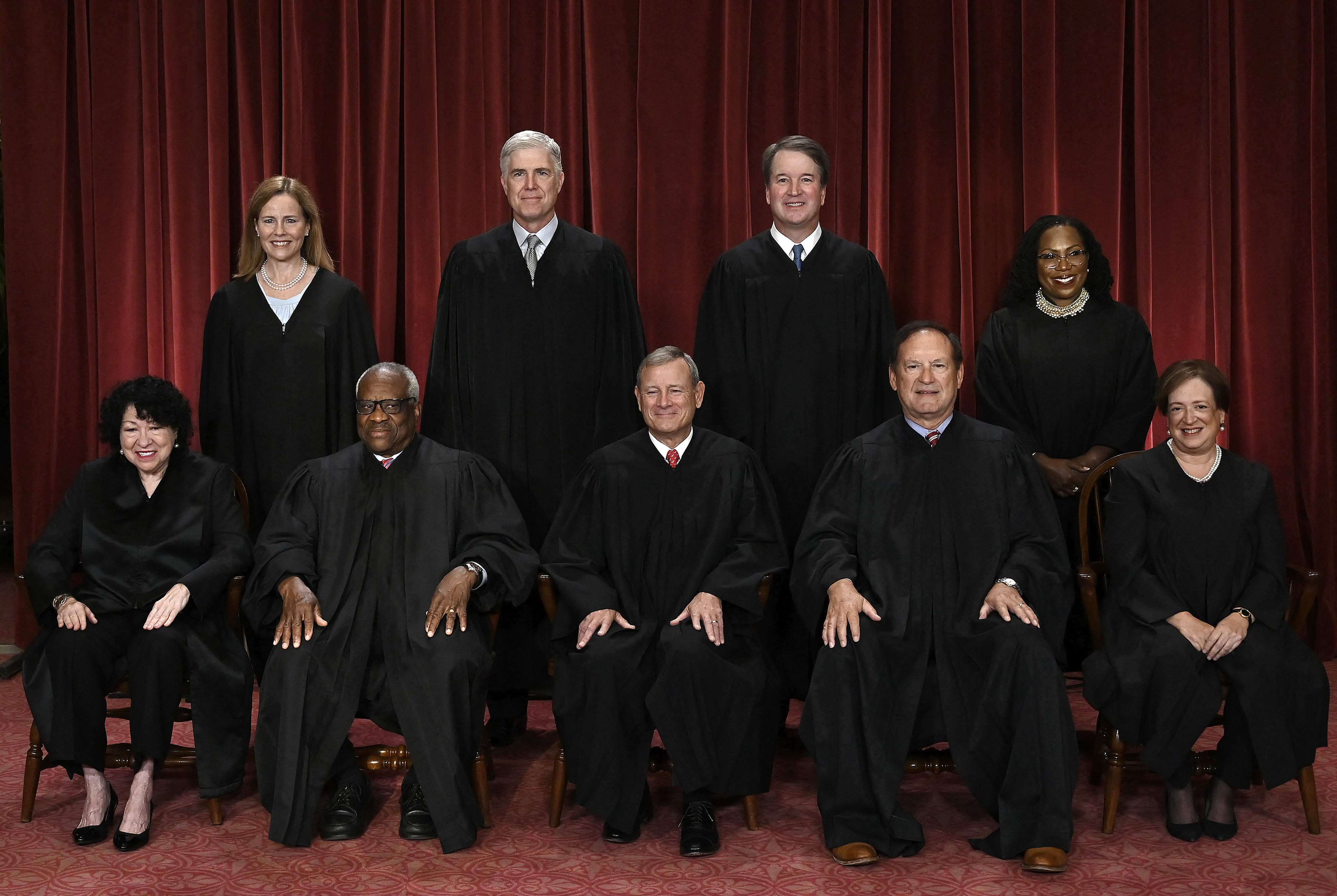 TOPSHOT-US-JUSTICE-SUPREME-COURT-GROUP-PHOTO