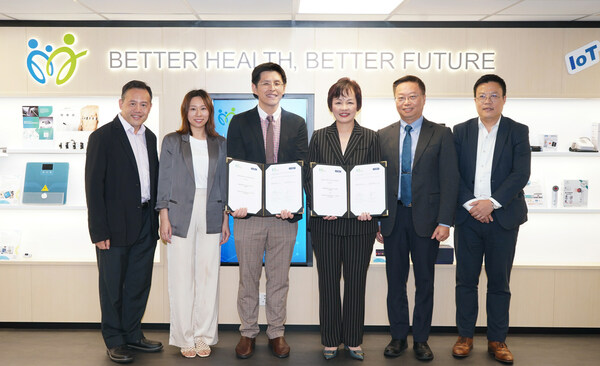 Ms. Jacquen Kwok, Co-CEO of UMP (3rd right) and Mr. Chapman Lee, Director of Imsight Technology (3rd left) took a group photo with Mr. Ronnie Li, Chief Technology and Strategy Officer of UMP (2nd right) and Mr. Patrick Cheung, Chief Investment and Project Officer of UMP (1st right) and witnesses of the signing ceremony, Ms. Kellie Chan, representative of Hong Kong Science and Technology Parks (2nd left) and Dr. KM Chow, Deputy Chairman of HKMHDIA (1st left).