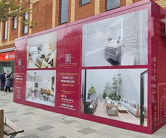 Hoarding Print Company erhebt Baustelleneinhausung mit auffälligen Einhausungsgrafiken