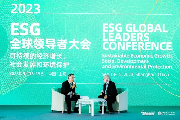 Liu Jun, Präsident der Bank of Communications (links) und Kevin Kelly (rechts)