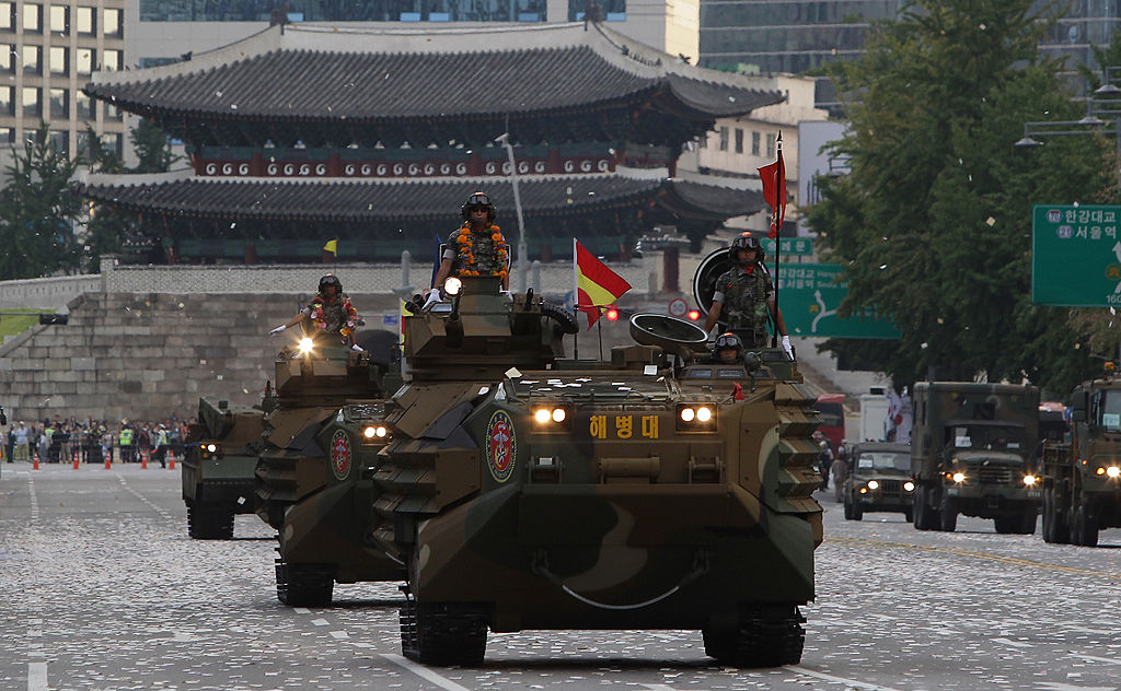 Südkoreanische Marine Panzerfahrzeuge paradieren während der 65. Südkorea Streitkräfte Tag Zeremonie am 1. Oktober 2013 in Seoul, Südkorea.