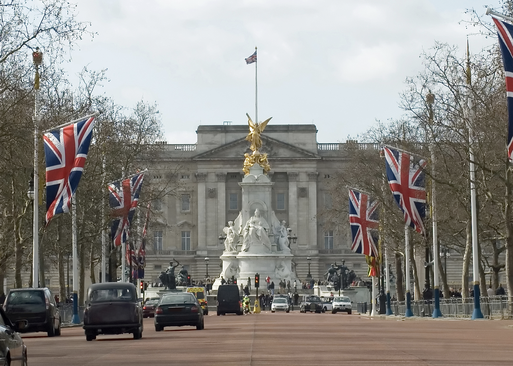 Londoner Polizei verhaftet Mann, der angeblich über eine Mauer des Buckingham Palace geklettert ist