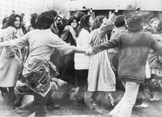 Frauendemonstrantinnen, umgeben von Männern als Schutz, marschieren gegen den Schleier in Teheran am 10. März 1979.