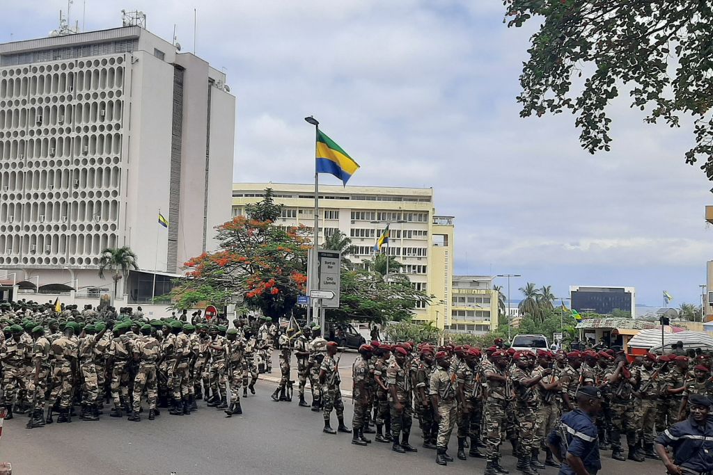 Gabons Militärführer als Staatsoberhaupt vereidigt nach Absetzung des Präsidenten