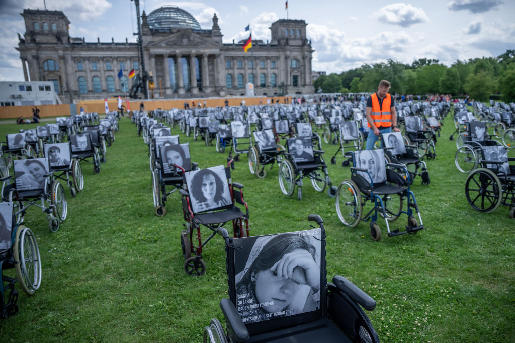 Rollstühle sind vor dem deutschen Reichstag in Berlin aufgestellt, um auf fehlende Fortschritte bei Long COVID aufmerksam zu machen.
