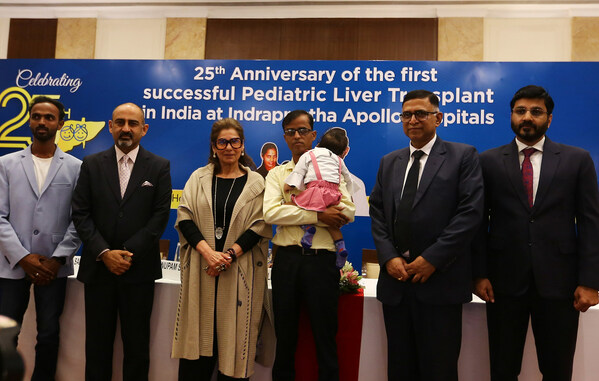 (Von links nach rechts)) Dr. Sanjay Kandaswamy (Indiens erster LT-Patient, der heute Arzt ist), Dr. Anupam Sibal, Ms. Dimple Kapadia, Baby Prisha mit ihren Eltern, Mr. Shivakumar Pattabhiraman, Dr. Neerav Goyal