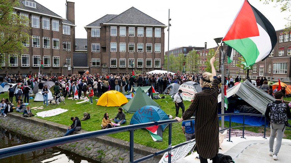 Anti-Israel-Lager auf dem Campus der Universität von Amsterdam, niederländische Polizei greift sofort ein