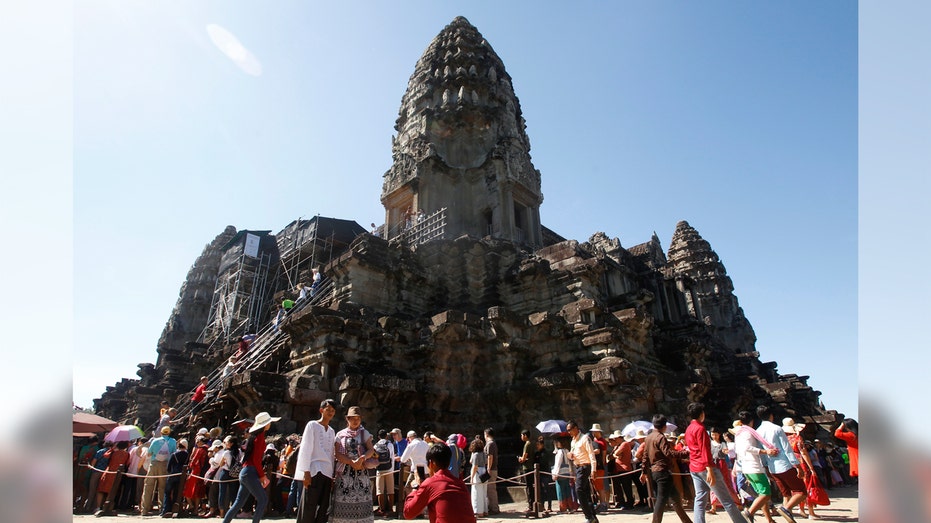 1 Toter und 3 Verletzte, nachdem ein Sturm einen Baum in der Angkor-Tempelanlage in Kambodscha entwurzelte und Statuen beschädigte