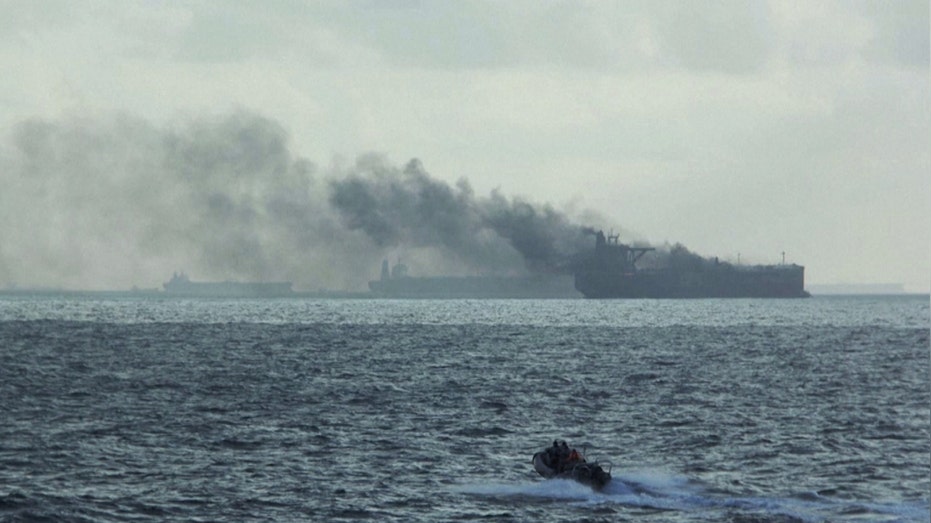 Zwei Öltanker brennen vor Singapur, Marine rettet Besatzungen