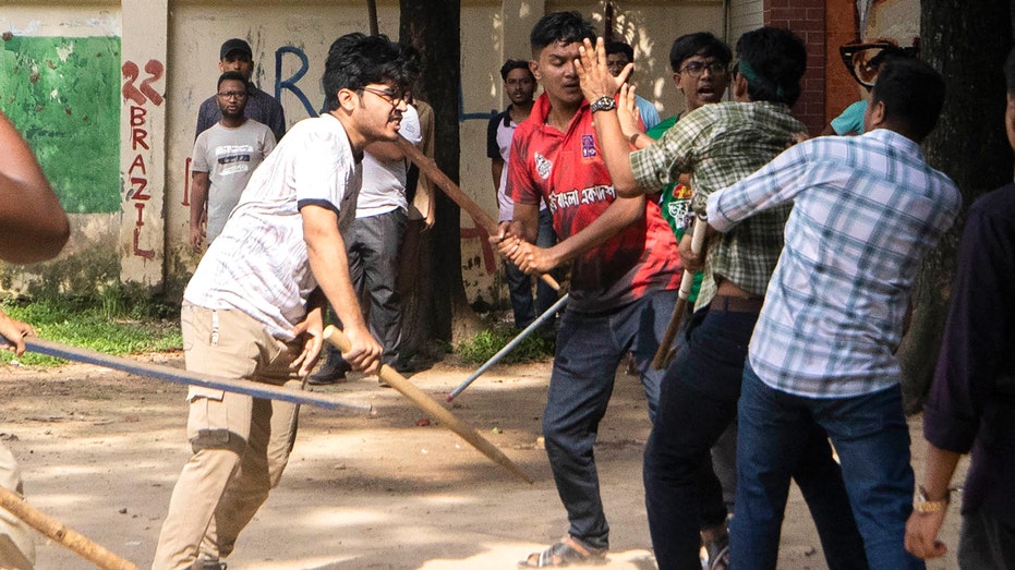 Bangladesch fordert Universitäten zur Schließung auf, nachdem 6 bei Protesten ums Leben kamen, Bomben und Waffen gefunden wurden