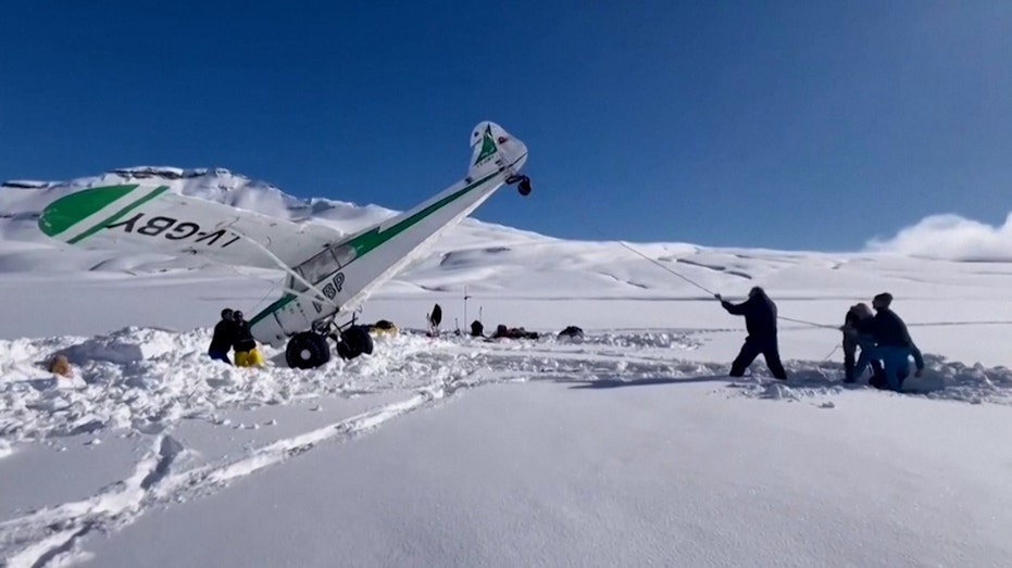 VIDEO: Hubschrauber rettet Flugzeug nach Notlandung auf schneebedecktem Berg