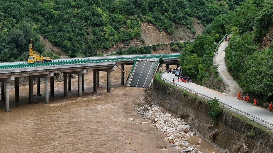 11 Tote und Dutzende Vermisste nach Einsturz einer Autobahnbrücke in China durch Überschwemmungen und schwere Stürme