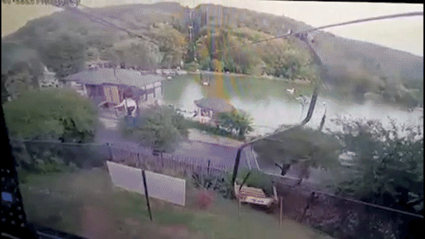 Video zeigt schrecklichen Moment, als ein Sessellift in einem russischen Resort reißt und verängstigte Touristen in die Tiefe stürzen