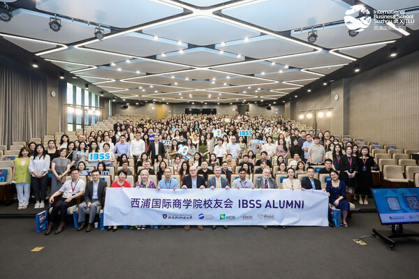 Hơn 300 cựu sinh viên, giảng viên và lãnh đạo doanh nghiệp đã tham dự một buổi họp mặt cựu sinh viên tại Đại học Xi'an Jiaotong-Liverpool để kỷ niệm 10 năm thành lập Trường Quốc tế Suzhou (IBSS).