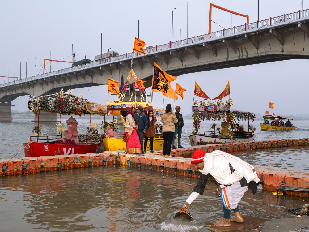 Một ngày trước lễ khánh thành đền thờ Ram ở Ayodhya, các nghệ sĩ biểu diễn truyền thống các điệu múa từ các bang khác nhau của Ấn Độ để giải trí cho đám đông.