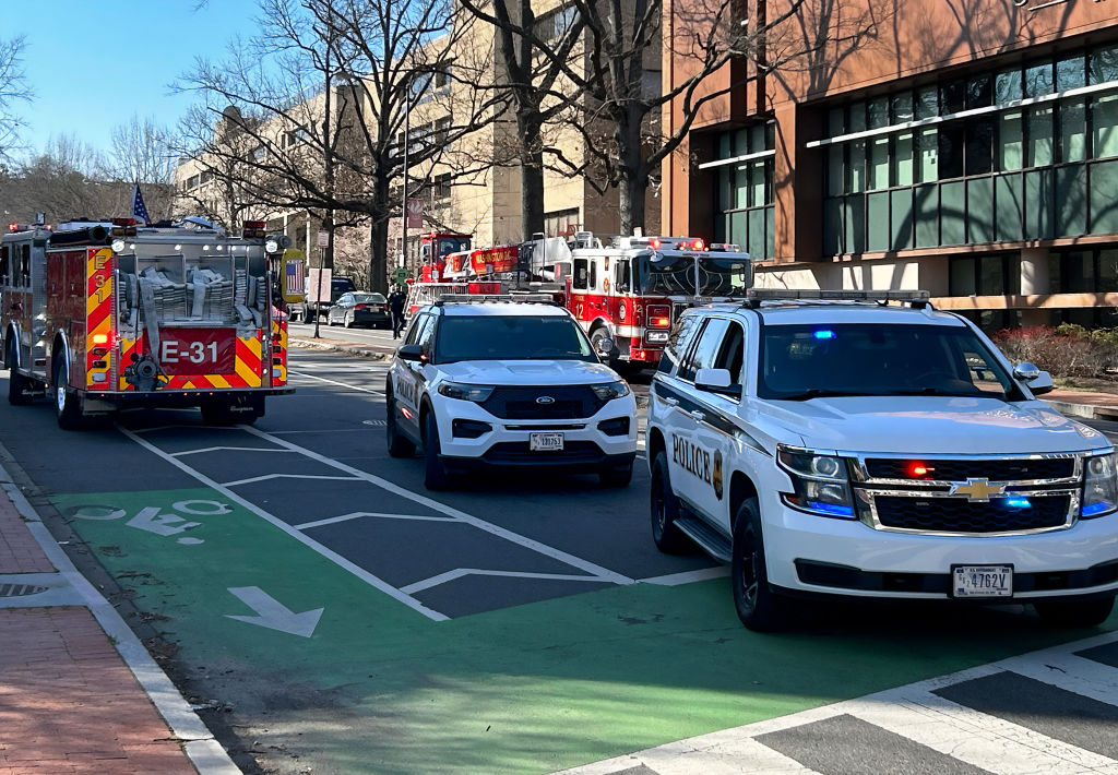 Các phương tiện bảo vệ bí mật Mỹ chặn đường dẫn tới Đại sứ quán Israel tại Washington, DC vào ngày 25/02/2024. Một người đàn ông được báo cáo đã tự đốt mình gần đại sứ quán vào Chủ nhật chiều.