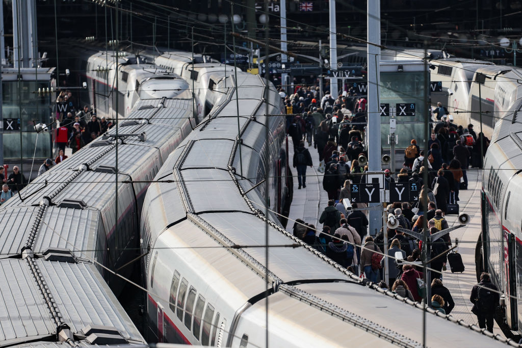 Hành khách xuống tàu Inoui tại ga Gare du Nord ở Paris, vào ngày 15 tháng 2 năm 2024.