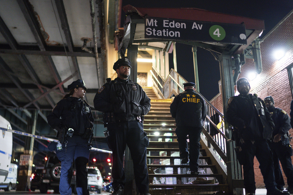 Các sĩ quan cảnh sát thành phố New York đứng canh gác sau vụ nổ súng tại ga tàu điện ngầm Mount Eden, thứ Hai, ngày 12 tháng 2 năm 2024, ở quận Bronx của thành phố New York.