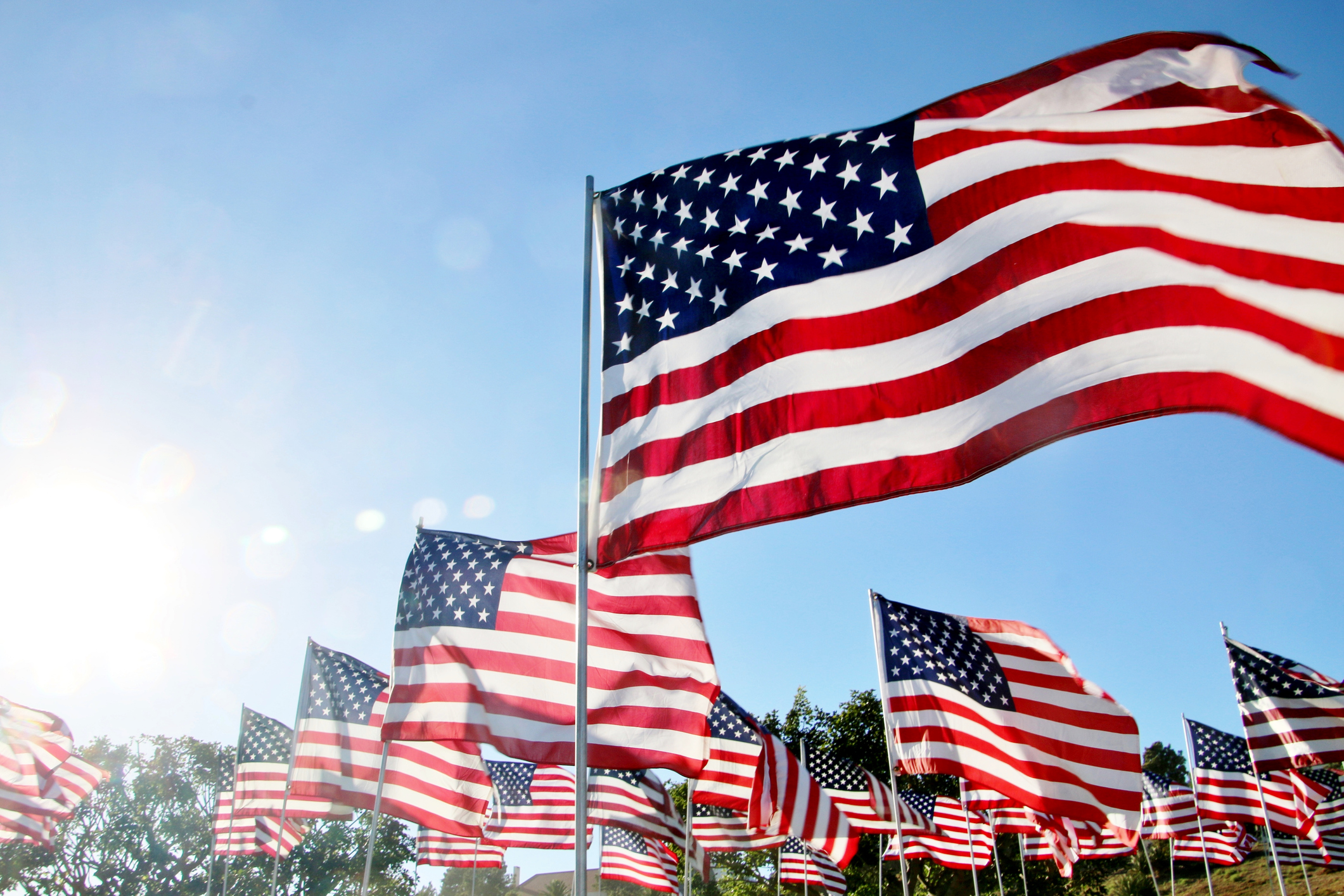 Quốc kỳ Hoa Kỳ tung bay theo gió ở Malibu, CA